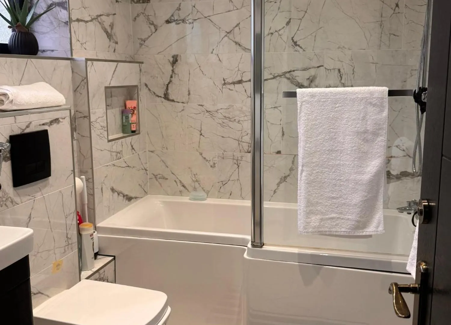 Modern House Apartment Stratford E15 London - Sleeps 2 - 9, Fast Links To Central London, Near O2, Greenwich & Olympic Park, Child-Friendly Garden, Free Parking, Free Wifi المملكة المتحدة