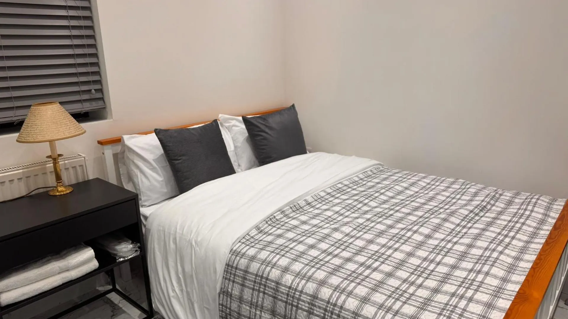 Modern House Apartment Stratford E15 London - Sleeps 2 - 9, Fast Links To Central London, Near O2, Greenwich & Olympic Park, Child-Friendly Garden, Free Parking, Free Wifi