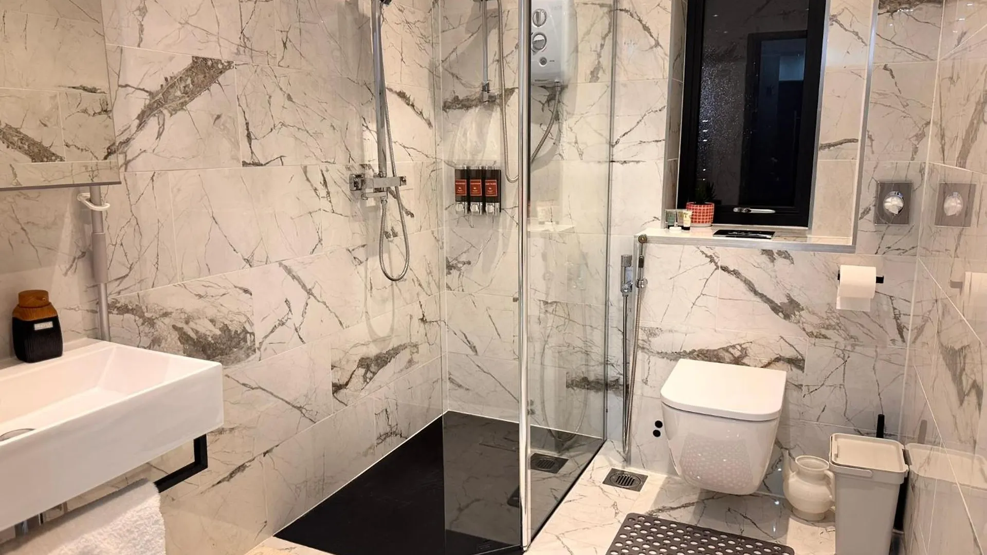 Modern House Apartment Stratford E15 London - Sleeps 2 - 9, Fast Links To Central London, Near O2, Greenwich & Olympic Park, Child-Friendly Garden, Free Parking, Free Wifi