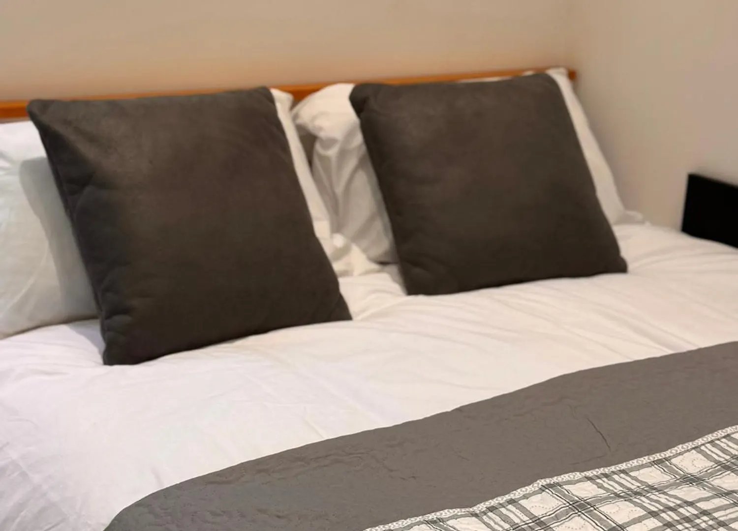 Modern House Apartment Stratford E15 London - Sleeps 2 - 9, Fast Links To Central London, Near O2, Greenwich & Olympic Park, Child-Friendly Garden, Free Parking, Free Wifi