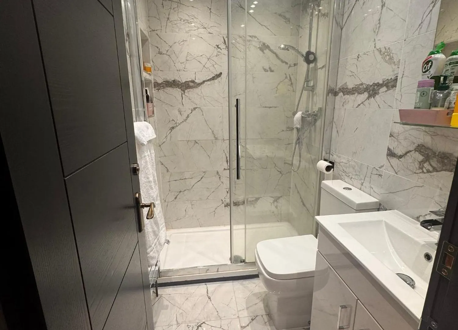 Modern House Apartment Stratford E15 London - Sleeps 2 - 9, Fast Links To Central London, Near O2, Greenwich & Olympic Park, Child-Friendly Garden, Free Parking, Free Wifi 0*,  United Kingdom