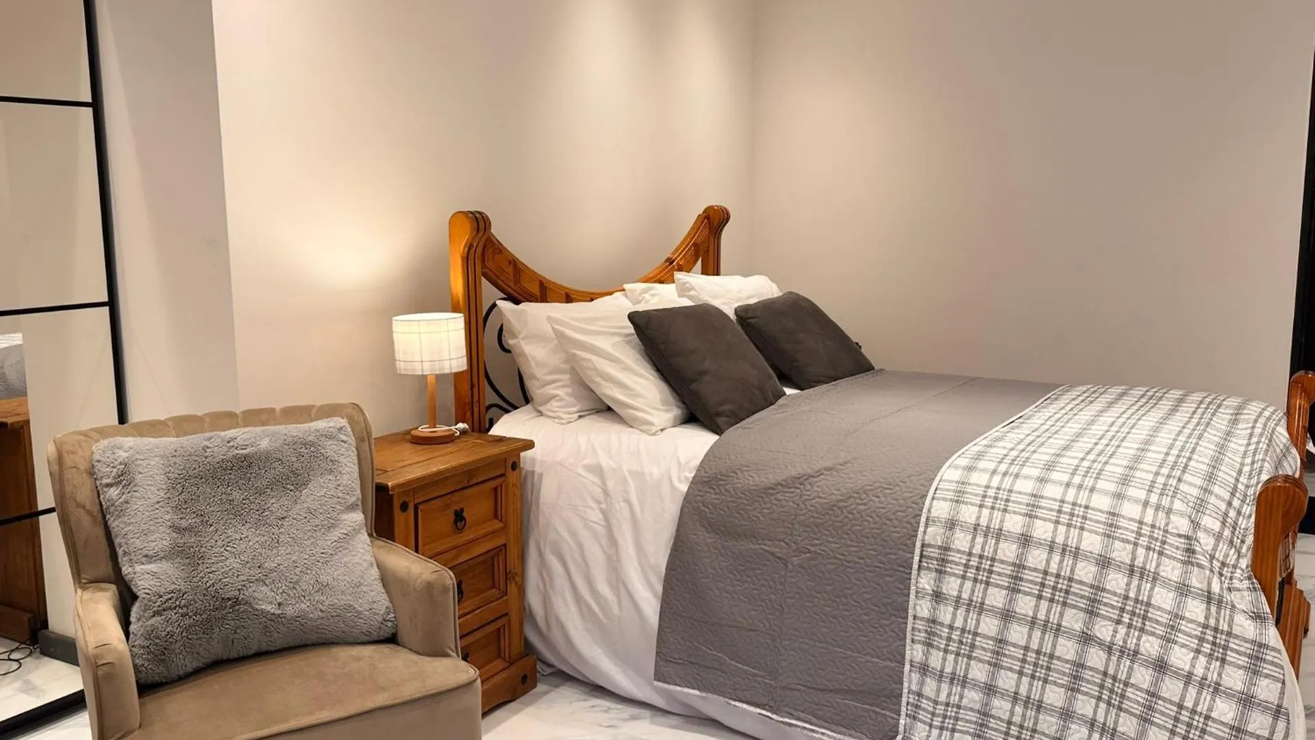 Modern House Apartment Stratford E15 London - Sleeps 2 - 9, Fast Links To Central London, Near O2, Greenwich & Olympic Park, Child-Friendly Garden, Free Parking, Free Wifi