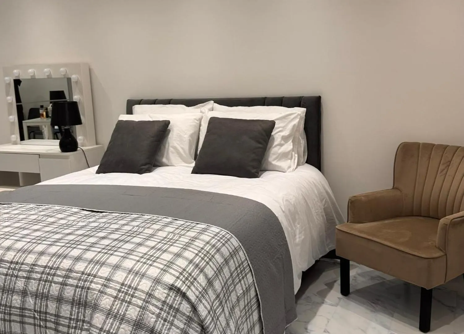 Modern House Apartment Stratford E15 London - Sleeps 2 - 9, Fast Links To Central London, Near O2, Greenwich & Olympic Park, Child-Friendly Garden, Free Parking, Free Wifi