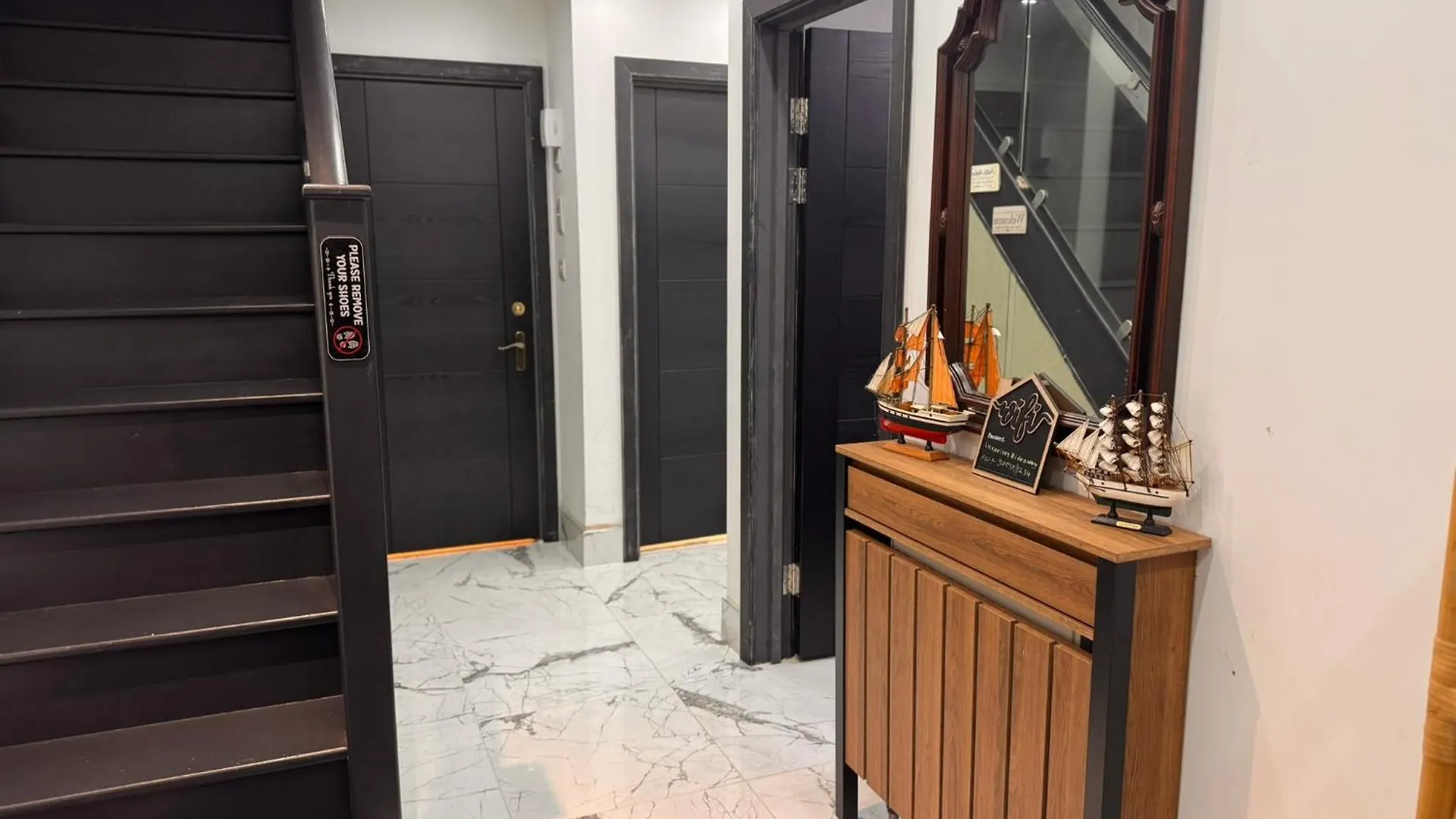 Modern House Apartment Stratford E15 London - Sleeps 2 - 9, Fast Links To Central London, Near O2, Greenwich & Olympic Park, Child-Friendly Garden, Free Parking, Free Wifi