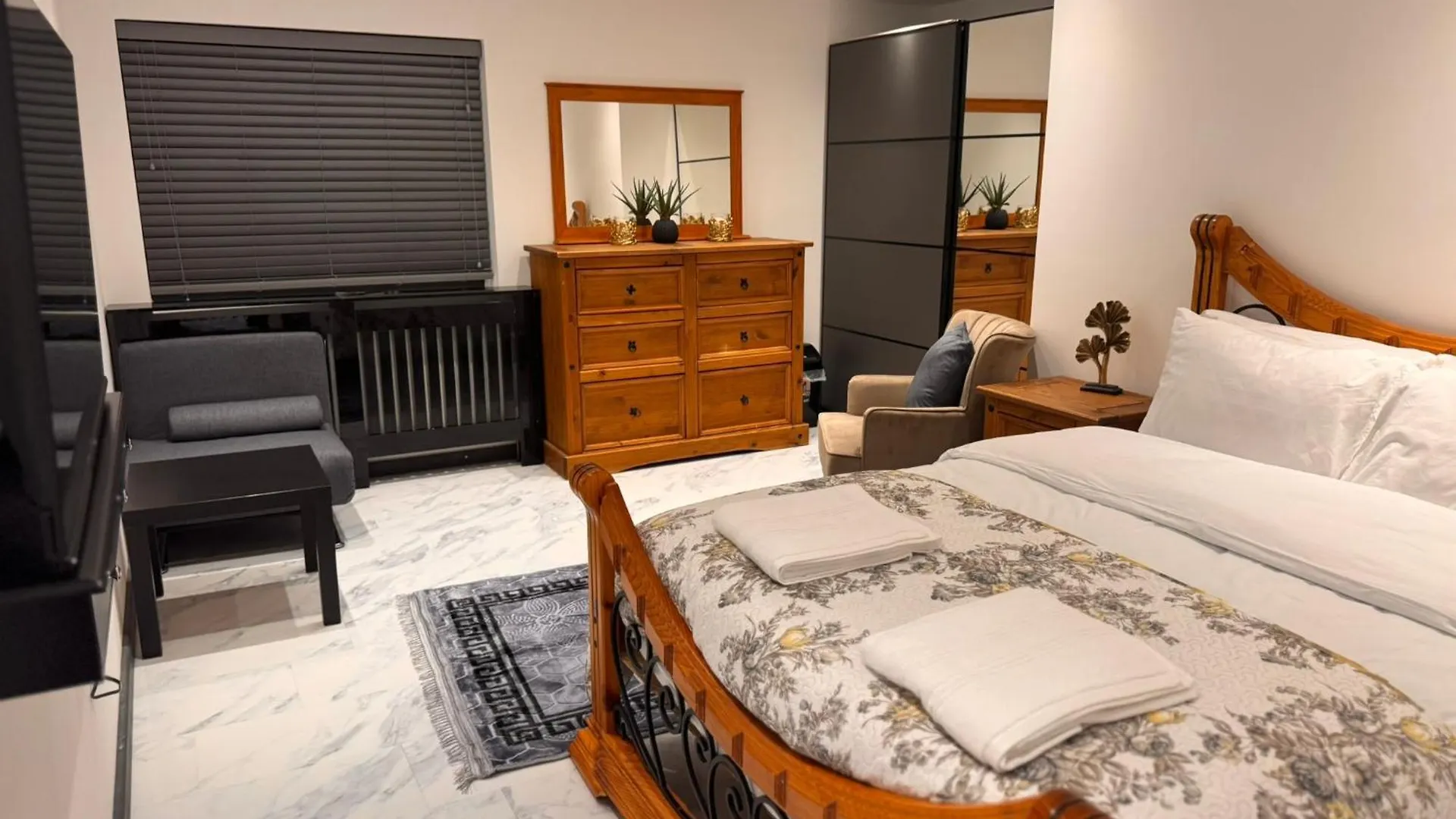 Modern House Apartment Stratford E15 London - Sleeps 2 - 9, Fast Links To Central London, Near O2, Greenwich & Olympic Park, Child-Friendly Garden, Free Parking, Free Wifi United Kingdom