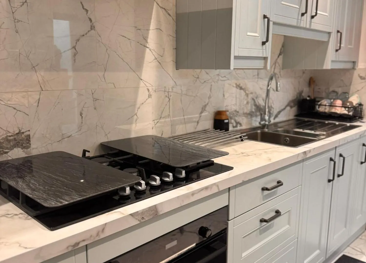 Modern House Apartment Stratford E15 London - Sleeps 2 - 9, Fast Links To Central London, Near O2, Greenwich & Olympic Park, Child-Friendly Garden, Free Parking, Free Wifi