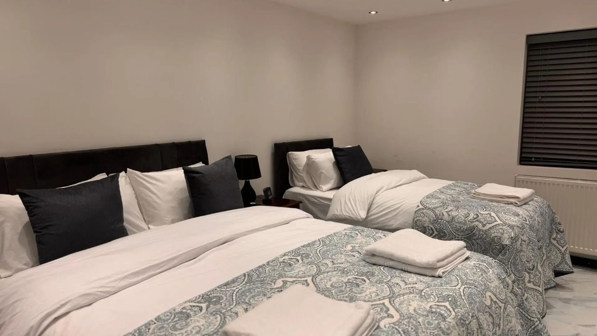 Modern House Apartment Stratford E15 London - Sleeps 2 - 9, Fast Links To Central London, Near O2, Greenwich & Olympic Park, Child-Friendly Garden, Free Parking, Free Wifi 0*,  United Kingdom